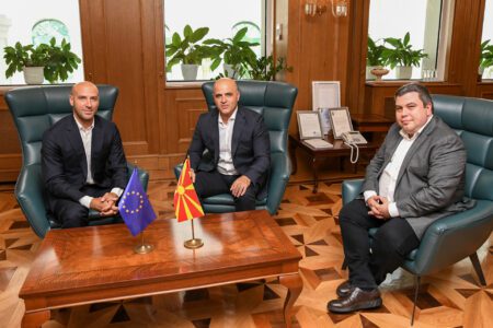 Pictured from left: Giacomo Filibeck, PES Executive Secretary General, Dimitar Kovachevski, President of the Government of North Macedonia, and Bojan Maricik, Deputy Prime Minister of North Macedonia.