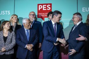 PES Common Candidate Nicolas Schmit (right) shakes hands with Prime Minister of Spain Pedro Sánchez. Also pictured on front row (from left) S&D President Iratxe García and Prime Minister of Portugal António Costa. Pictured back row (from left): PES Deputy Secretary General Saar van Bueren, LSAP Luxembourg lead candidate for the European elections Marc Angel, PS Belgium lead candidate for the European elections Elio di Rupo and interim leader of Vooruit Melissa Depraetere.