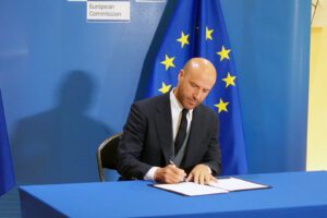 PES signs European Commission Code of Conduct for the 2024 European Parliament elections